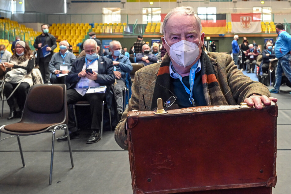 Alexander Gauland (80), Vorsitzender der AfD-Fraktion im Bundestag, nimmt in der Brandenburg-Halle am Landesparteitag der AfD Brandenburg teil.