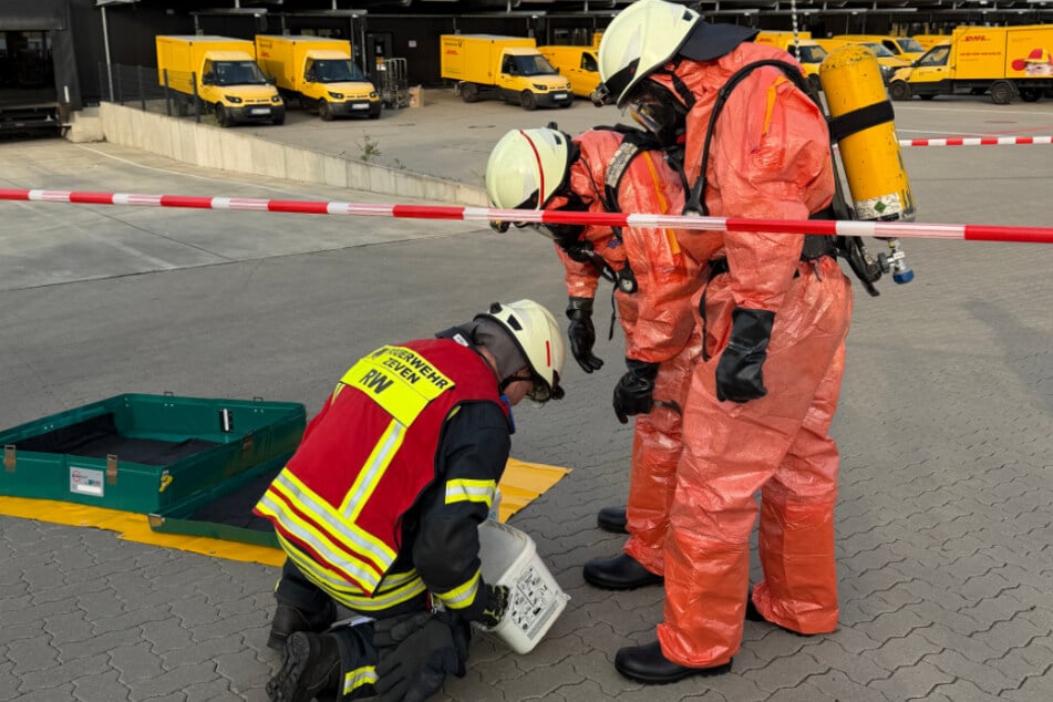 Die Feuerwehrkräfte erkundeten die Lage mit speziellen Schutzanzügen.