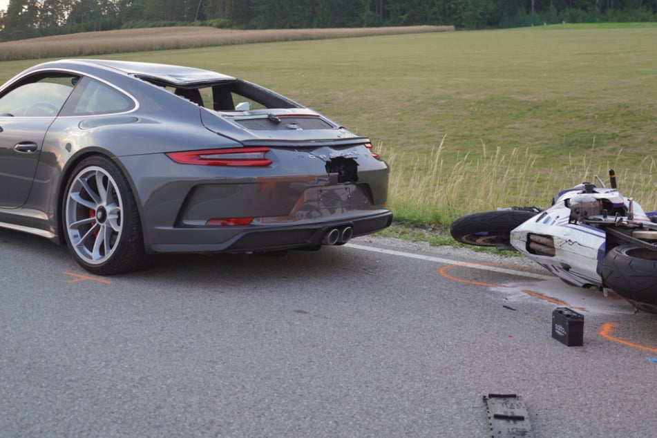 Tödliches Überholmanöver: Motorrad kracht in Heck von Porsche