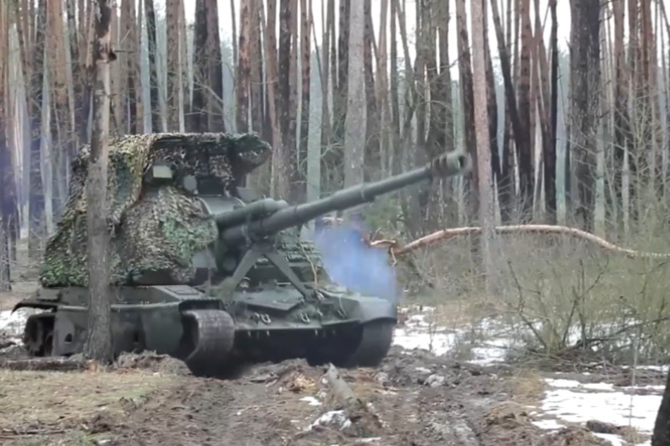 Eine russische Panzerhaubitze vom Typ Msta-S.