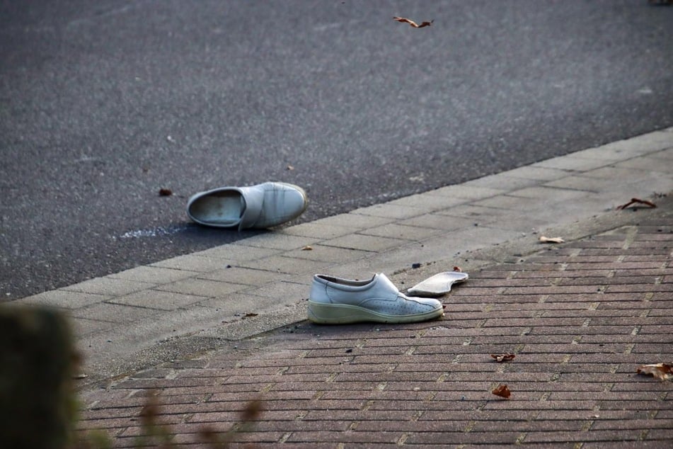Stumme Zeugen des schrecklichen Unglücks: Die Schuhe der Verstorbenen blieben an der Unglücksstelle zurück.