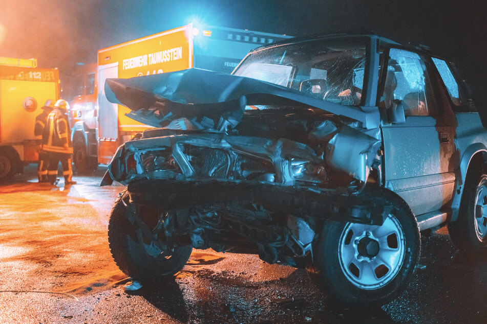 Zwei Verletzte bei schwerem Unfall: Suzuki kracht in Mercedes