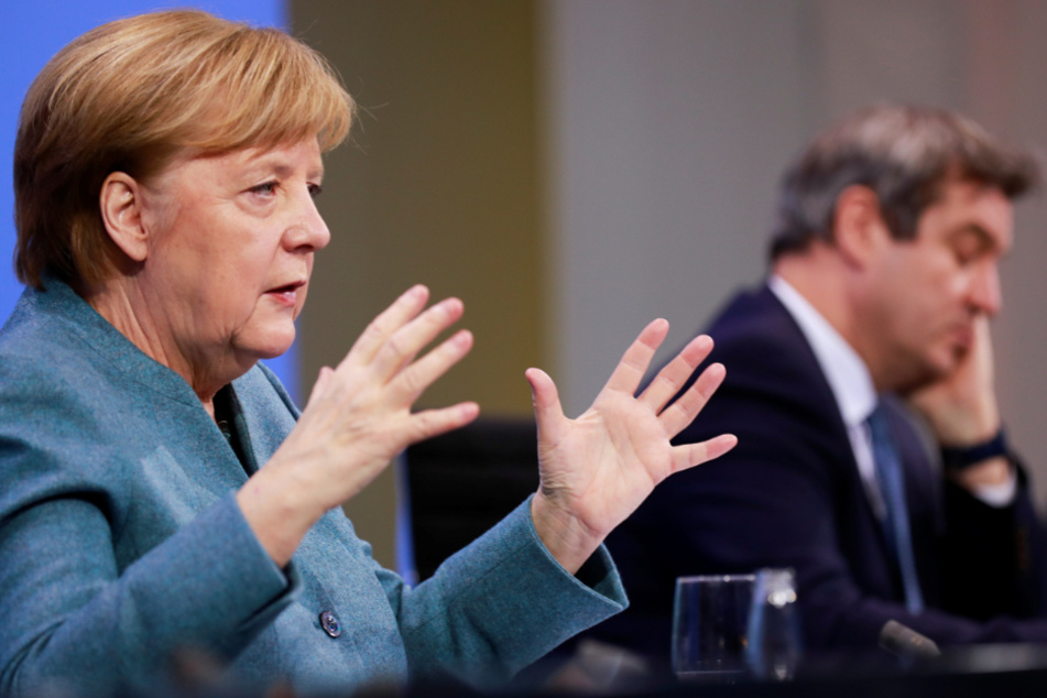 Bundeskanzlerin Angela Merkel (CDU) spricht neben Markus Söder, Ministerpräsident von Bayern und Vorsitzender der CSU, auf einer Pressekonferenz.