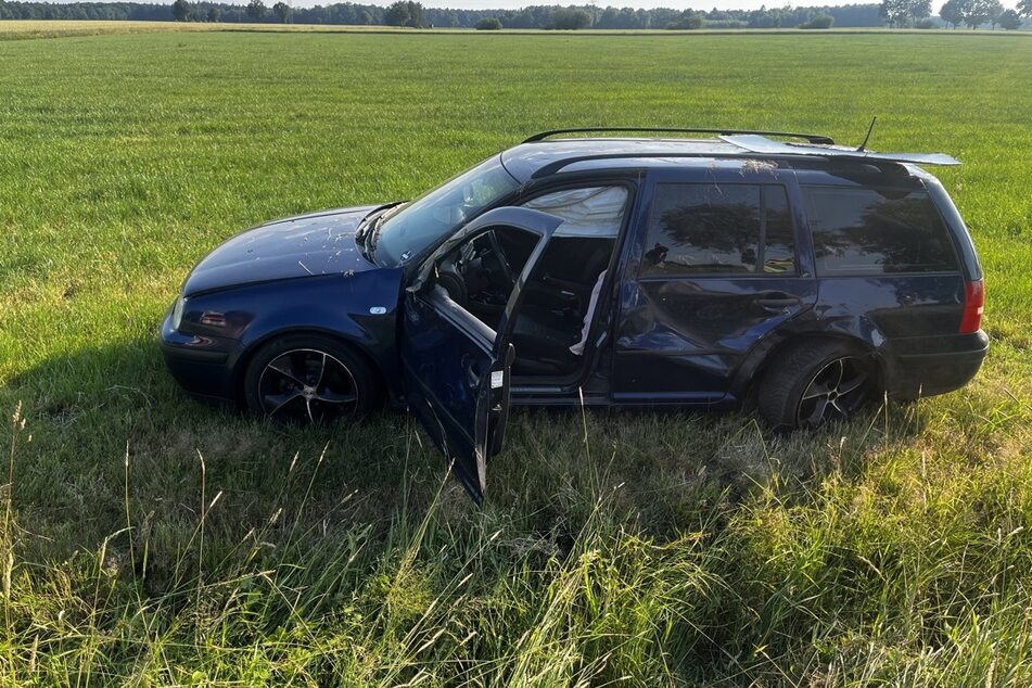 Seat-Fahrer verursacht Unfall mit Totalschaden: Golf landet im Acker