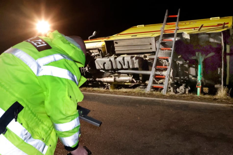 Der Rettungswagen kam von der Straße ab. Der Unfalldienst ist noch vor Ort.