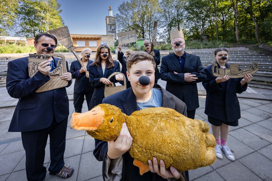 Stecken mitten in den Vorbereitungen für "Die goldene Gans": Janne (12) als "Hans" mit Gans und Ensemble.