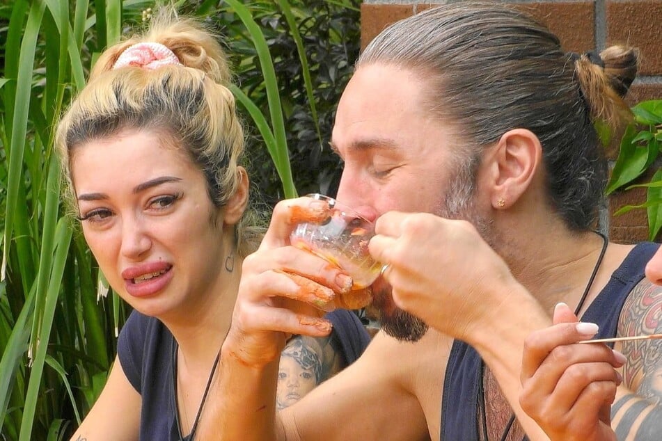 Erstaunt beobachtet sie, wie sich Gil jedem Gang stellt.