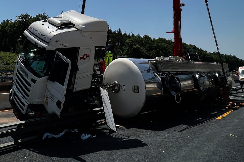 Unfall A3: Laster kippt um, 22.000 Liter Molke ergießen sich über Autobahn