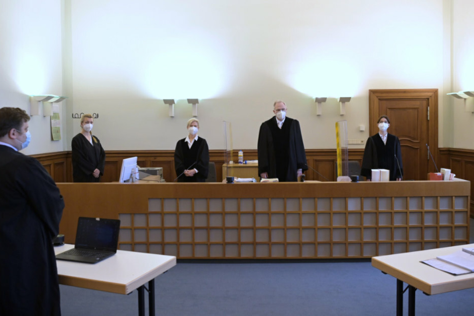 Wolfgang Haferanke (M), Vorsitzender Richter im Kammergericht, steht vor Beginn des Berufungsprozesses von Andreas Kalbitz im Kammergericht neben Richterin Hellmuth und Richterin Sattler (r).