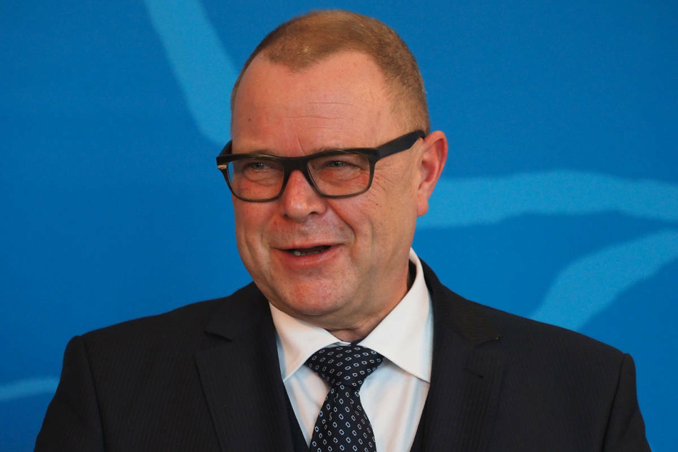 Der für die Impflogistik in Brandenburg zuständige Innenminister Michael Stübgen (61, CDU) hat eine Lockerung der aus seiner Sicht starren Vorschriften für Zweitimpfungen gefordert.