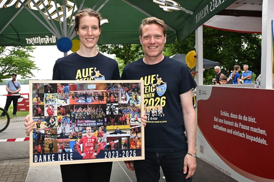 Nele Kurzke mit Jörg Weyh vom neu gewählten Präsidium bei der Verabschiedung.