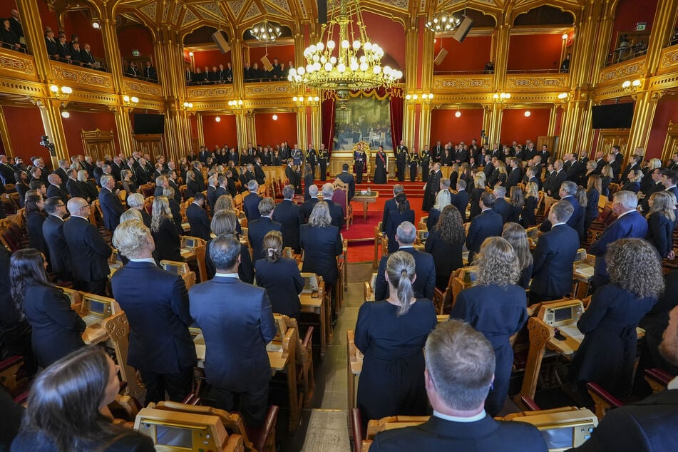 Nach der Vereidigung erhob sich das Parlament und sang "God save the King" auf Norwegisch.