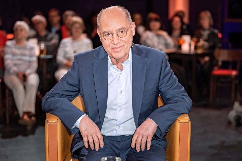 Gregor Gysi (78) nahm am Freitagabend auf einem der "Riverboat"-Sessel Platz.