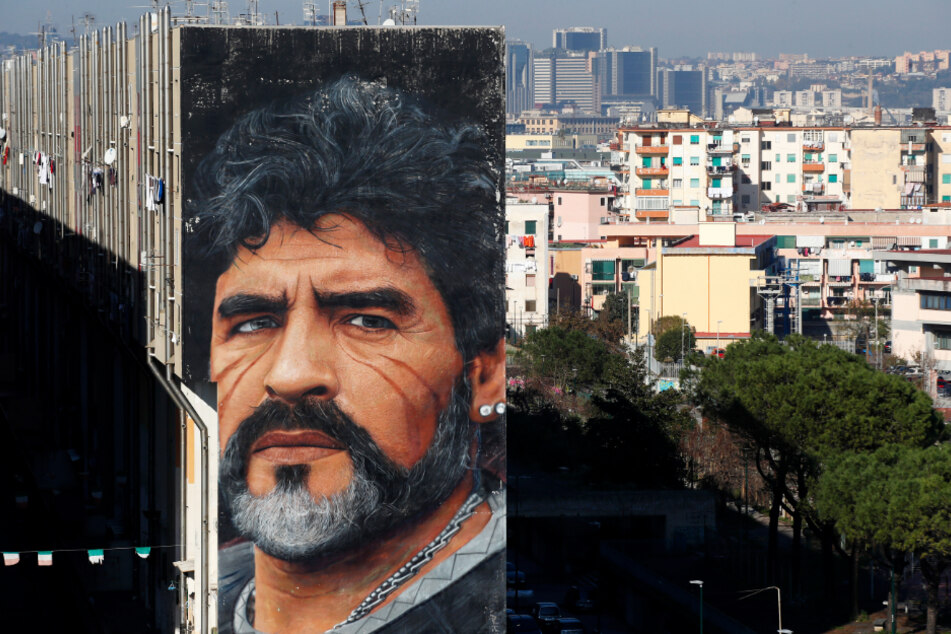 Dieses riesige Wandgemälde von Diego Armando Maradona in Neapel wurde ebenfalls zu einer Trauerstätte.