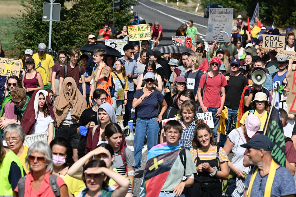 Demo am Tagebauort Lützerath: "Für keine Kohle dieser Welt"