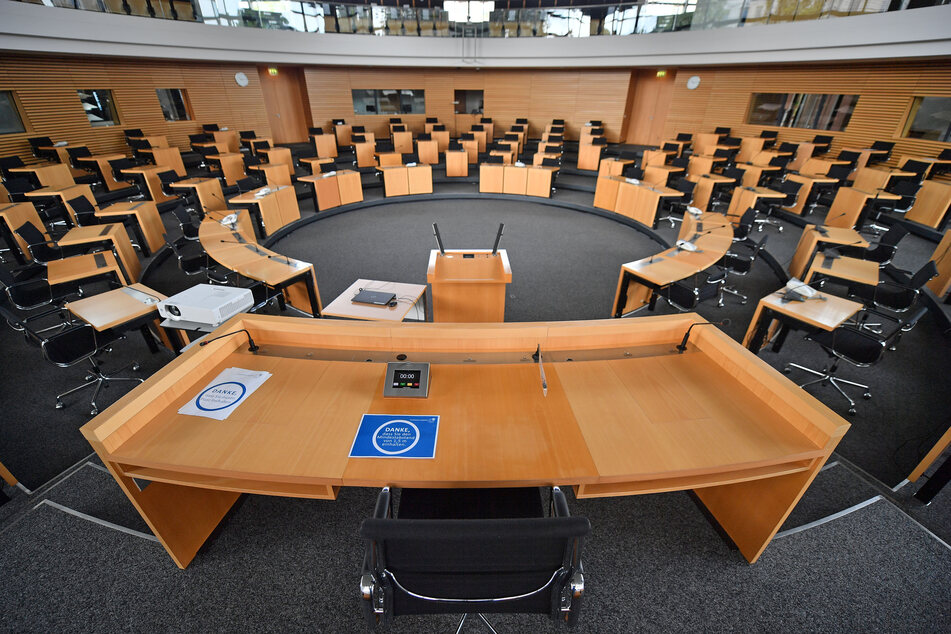 Der leere Plenarsaal im Thüringer Landtag in Erfurt. Am Freitag wurde bekannt, das es in diesem Jahr keine Landtagswahl geben wird.