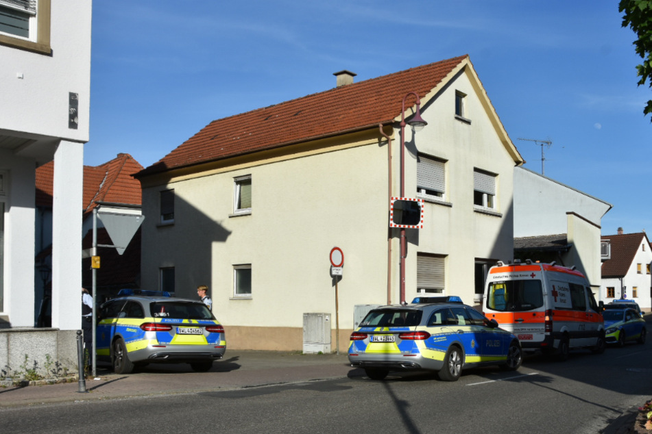Einsatzkräfte fahnden nach dem Mann.