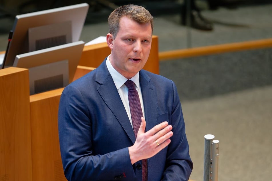 FDP-Landesfraktionschef Henning Höne (38, Foto) konnte sich eine verbale Spitze gegen NRW-Ministerpräsident Hendrik Wüst (50, CDU) nicht verkneifen. (Archivfoto)