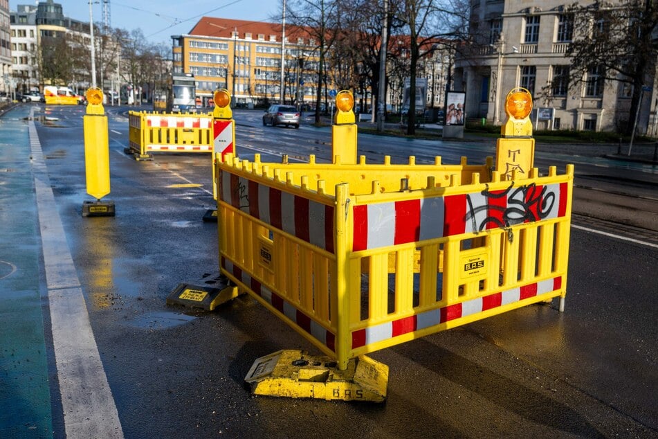 Mitarbeiter der Stadt flickten die Schäden.