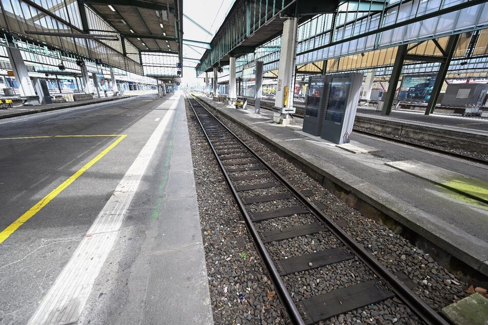 Leere Gleise könnten auch am Freitag wieder in den Bahnhöfen zu sehen sein.