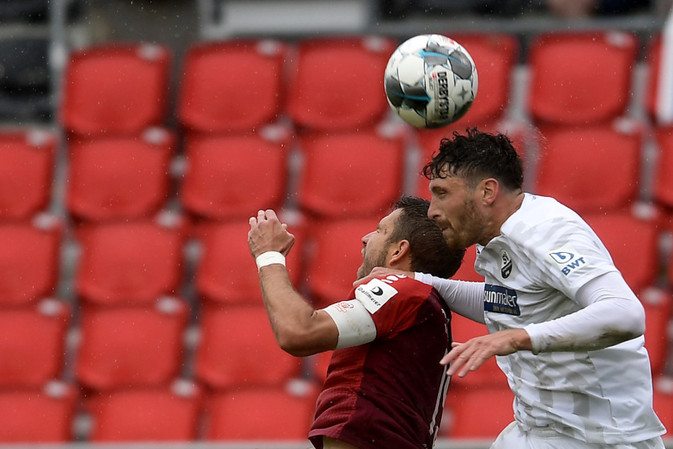 Tim Kister (r) vom SV Sandhausen und Marco Grüttner von Jahn Regensburg kämpfen bei einem Spiel im Mai um den Ball.