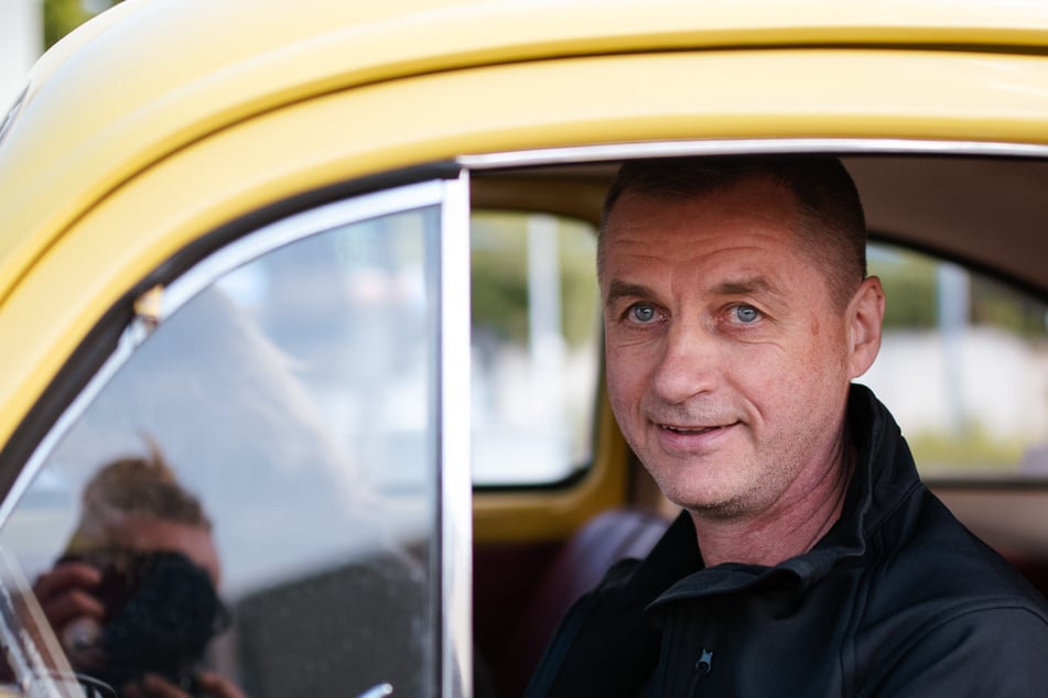 Uwe Klose (59) in seinem Käfer.