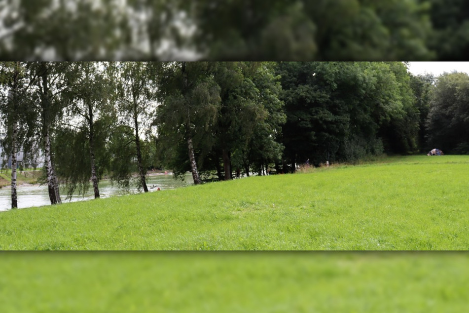 Auf dieser Wiese am Dortmund-Ems-Kanal stieß ein Mann auf das Zelt (rechts) der unbekannten Frau.