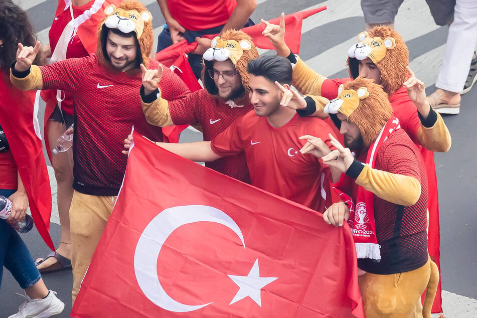 Wegen Wolfsgruß! Polizei beendet türkischen Fanmarsch in Berlin