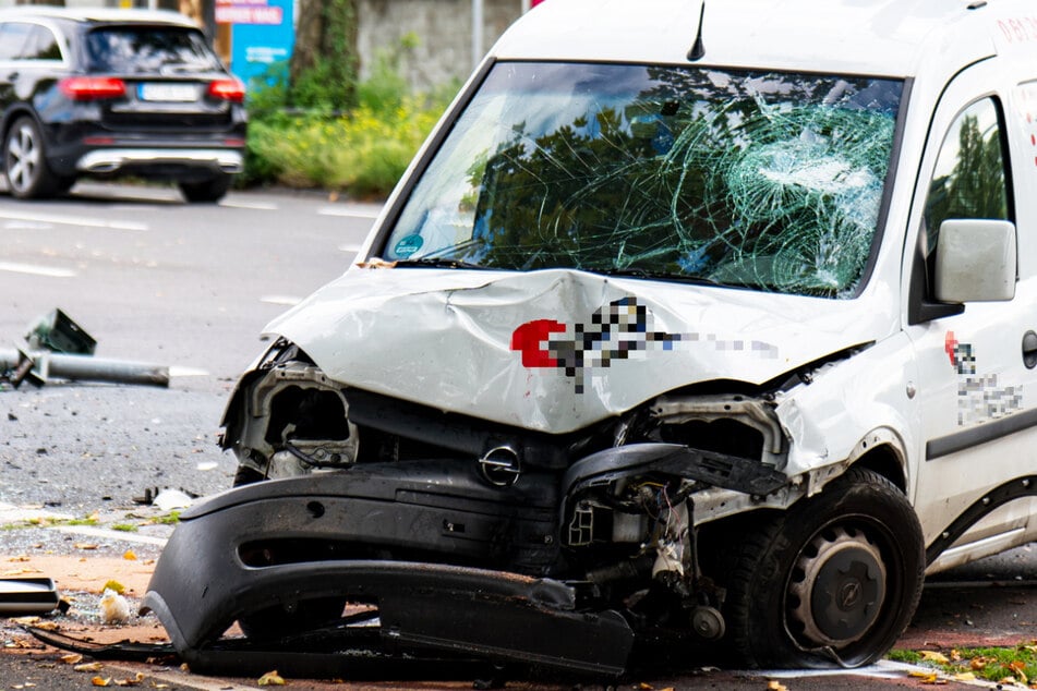 Der Kastenwagen, der die Bikerin erfasste, wurde an der Front massiv beschädigt. Die Unfallstelle wurde zeitweise gesperrt.