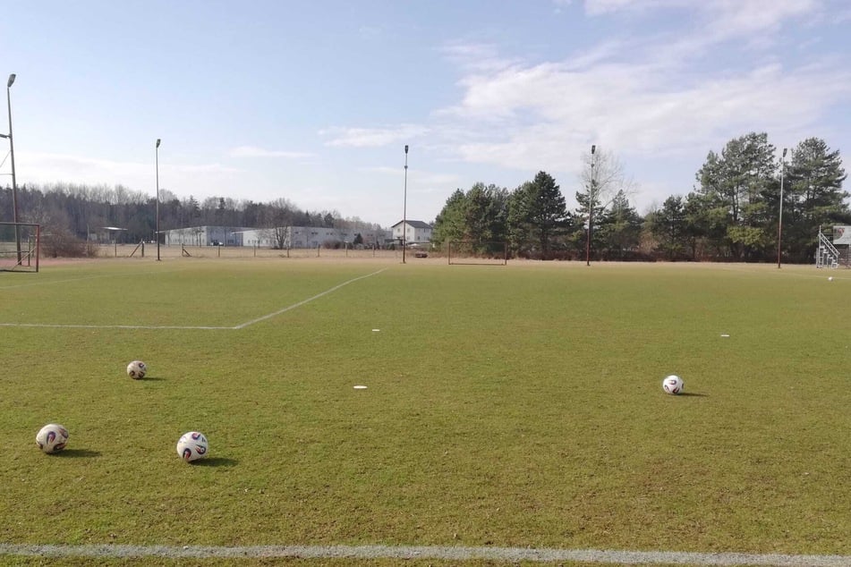 Nach Profifußball sieht's hier nicht aus. Dennoch wird gleich Aufstiegsanwärter Energie Cottbus den Rasen betreten.