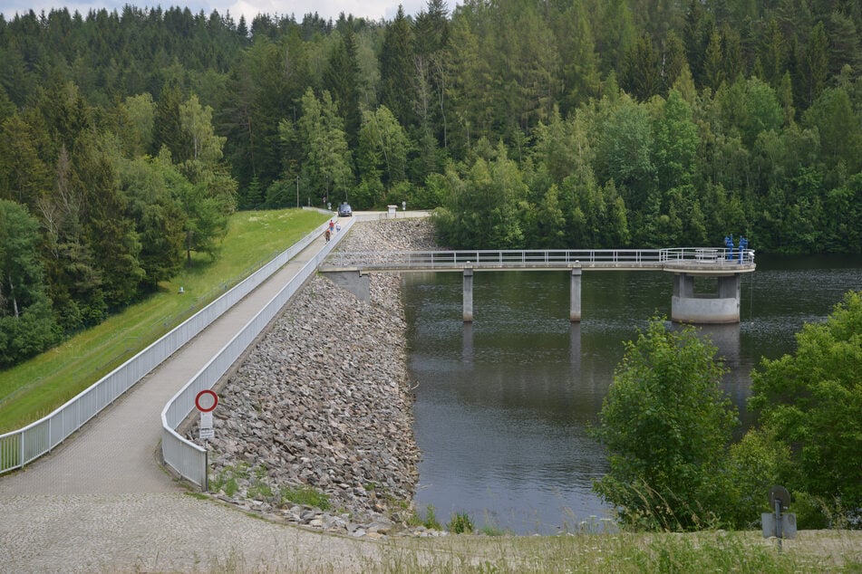 Die Polizei sucht Zeugen zu den Vorfällen an der Talsperre Falkenstein. (Archivbild)