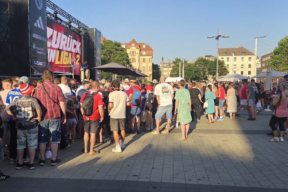 Es ist gut was los an diesem Donnerstagabend, doch der Stadthallenvorplatz nicht restlos voll.