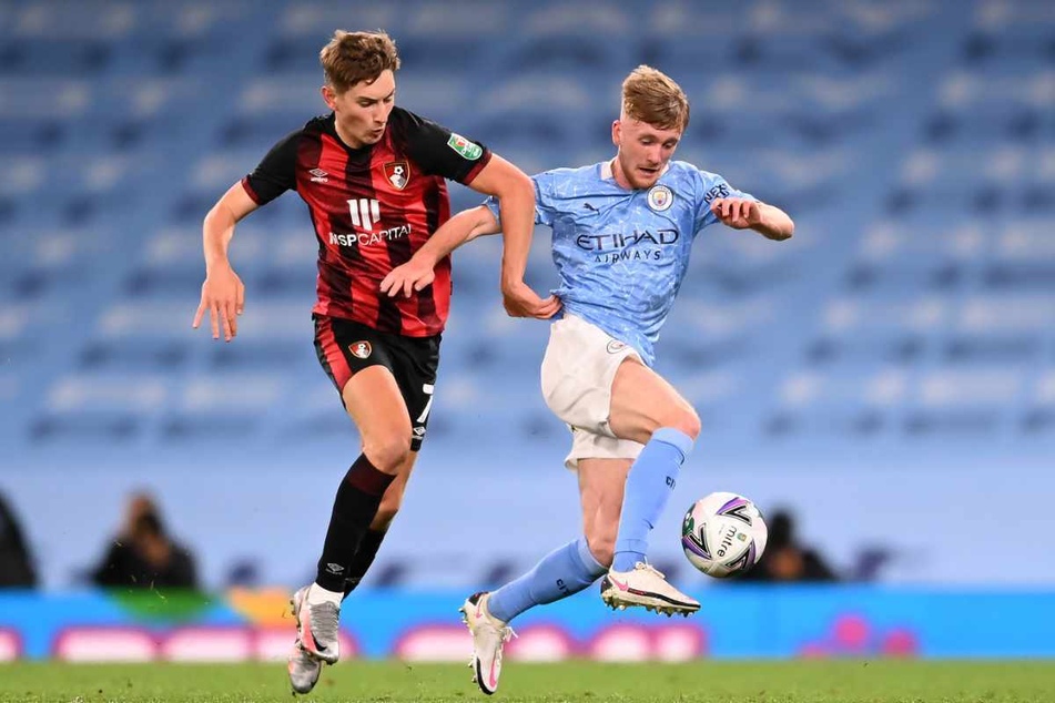 Tommy Doyle (19, rechts), hier noch für Manchester City am Ball, fehlte noch beim HSV-Testspiel.