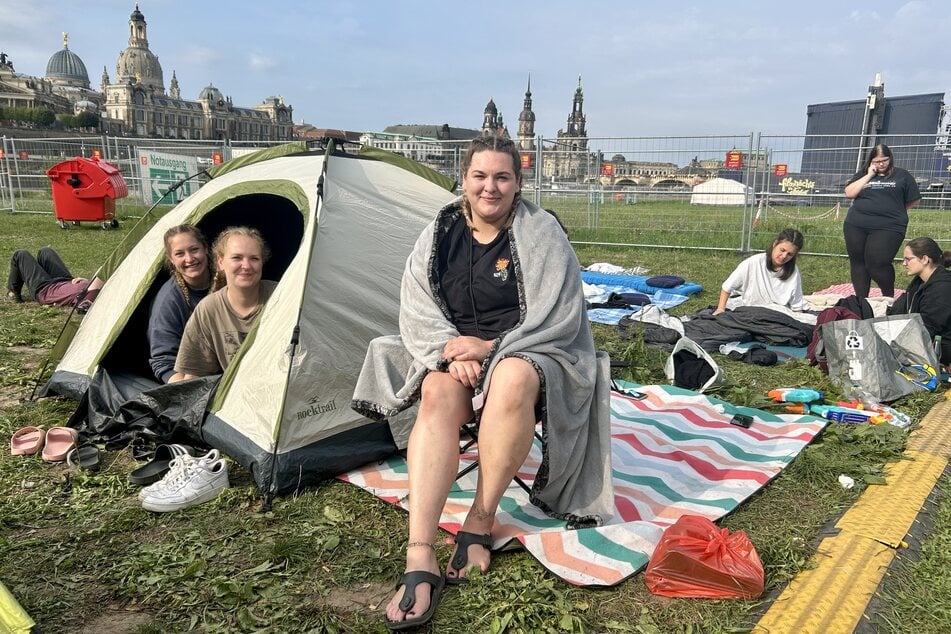 Julia (33, v.l.n.r.) aus Ratingen hatte am gestrigen Samstag ihr 100. Konzert von Silbermond, Jana (27) aus Lörrach ist "kurz vorm 50. Konzert". Für Kim (24) aus Hameln war es Nummer 40.