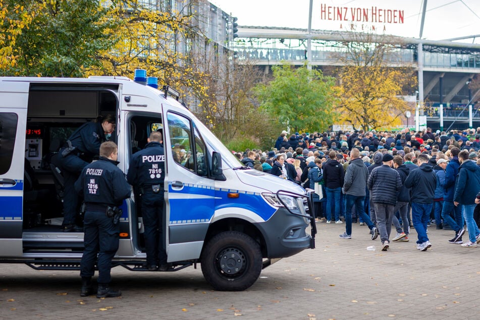 Polizei im Straßenmodus! Darum finden am 1. Mai keine Fußballspiele statt