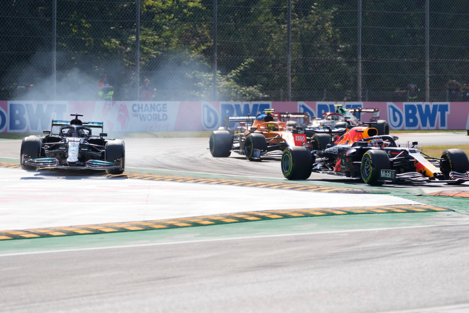 Max Verstappen und Lewis Hamilton (links) kollidierten mit ihren Rennwagen und kamen von der Strecke ab.