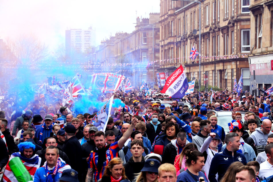 Hunderte Rangers-Fans feierten die überragende Saison ohne Abstand und Masken. In Corona-Zeiten keine gute Idee...