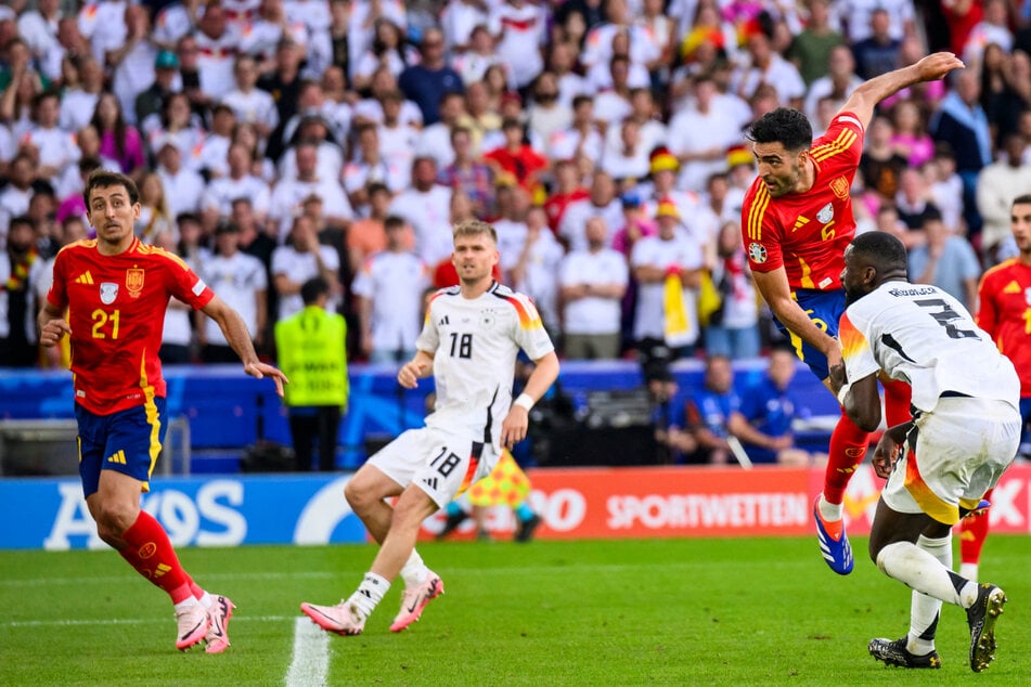 Mehr als 26 Millionen TV-Zuschauer sahen Deutschland gegen Spanien und den entscheidenden Moment, als Mikel Merino (2.v.r.) zum Sieg-Tor einköpfte.