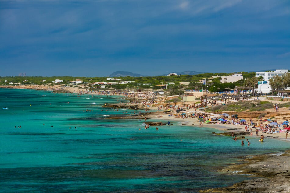 Aufgrund des verdichteten Sands ist der Strand Es Copinyar anfällig für Felsstürze.