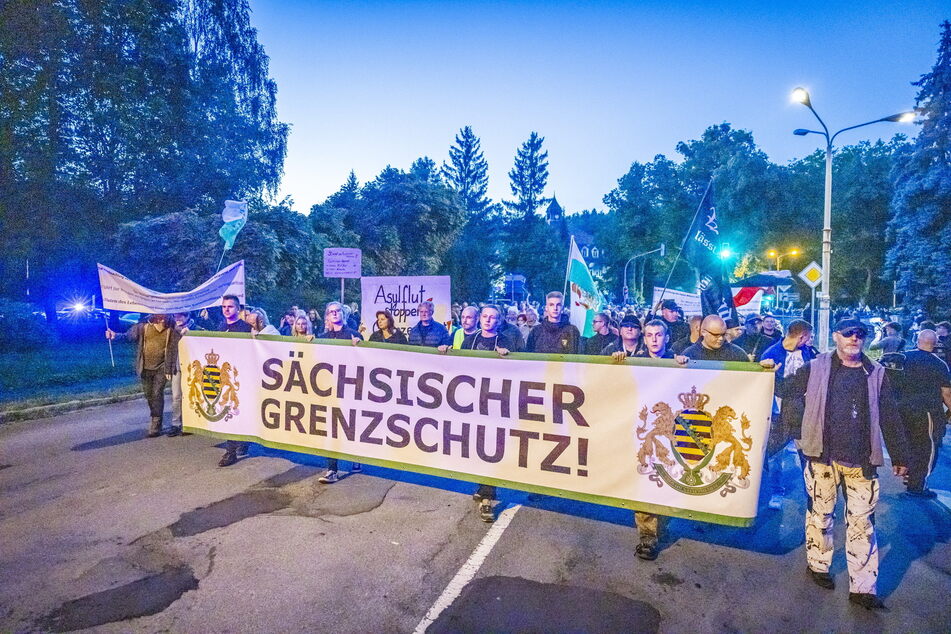 Mitglieder und Sympathisanten der Kleinpartei "Freie Sachsen" bei einer Demo in Berggießhübel. Auf deren Kanälen wurde der Video-Fake nach Kenntnis des Landratsamtes Bautzen auf die Reise geschickt.