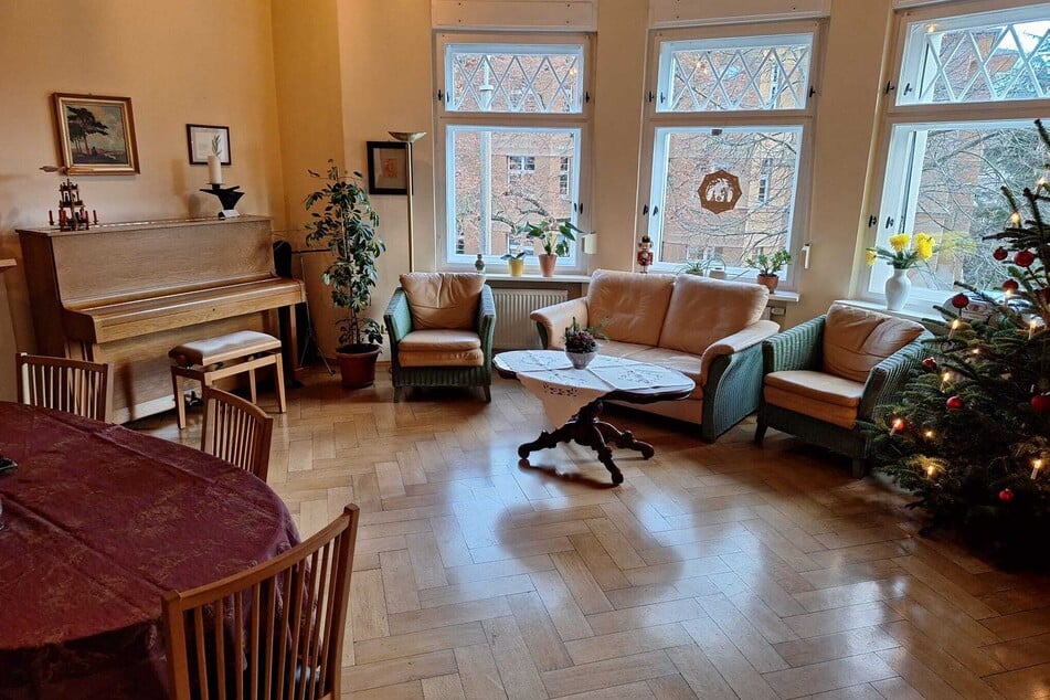 Im gemütlichen Salon im ersten Stockwerk können Patienten zusammenkommen, Filme schauen, musizieren oder lesen.