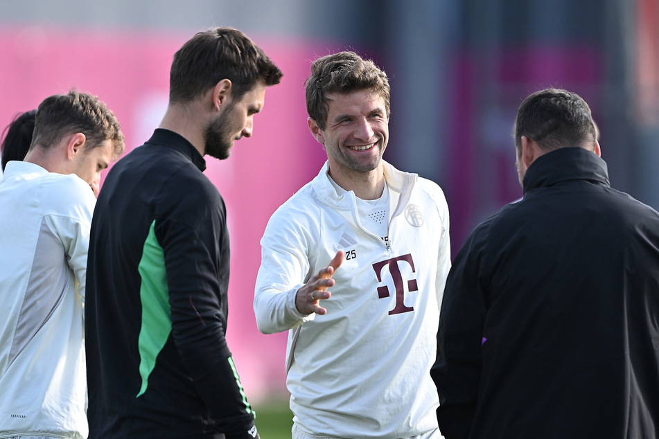 Thomas Müller (2.v.r.) fühlt sich beim FC Bayern München aber weiterhin pudelwohl. Hängt der Weltmeister von 2014 noch ein Jahr dran?