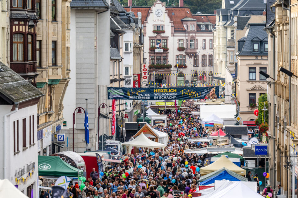 Bis zu 65.000 Menschen waren am Samstag beim Tag der Sachsen in Aue unterwegs.