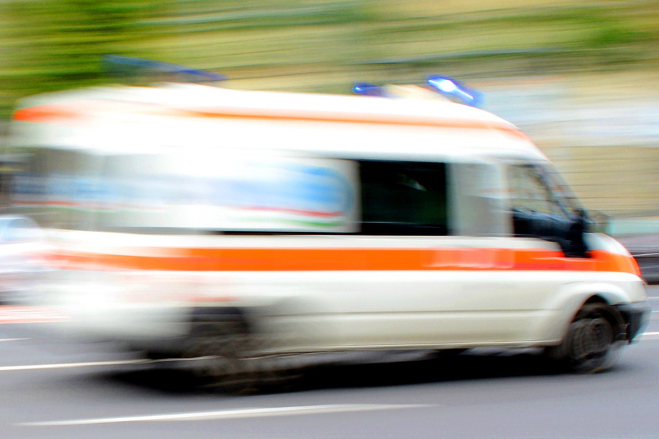 Helfer eines Rettungsdienstes konnten den Mann nicht mehr retten. (Symbolbild)