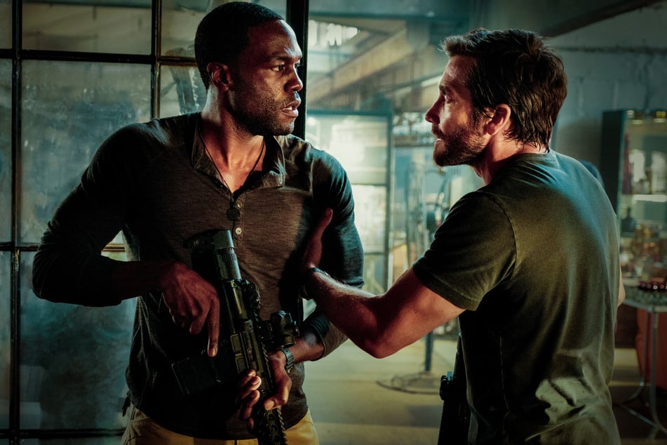 Jake Gyllenhaal (r.) und Yahya Abdul-Mateen II überzeugen in Ambulance nur bedingt.