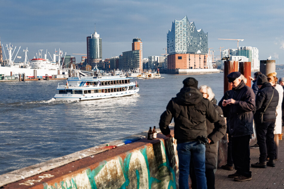 Am Hamburger Hafen lässt sich das sonnige Wetter auch dank nur wenig Wind genießen. (Archivbild)