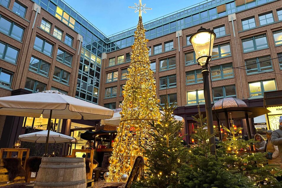 Der neue "Marché de Noël" hat sein Zuhause in den Hamburger Stadthöfen gefunden. Die goldene Tanne ist neben den Kupferhütten der Hingucker des Weihnachtsmarkts.