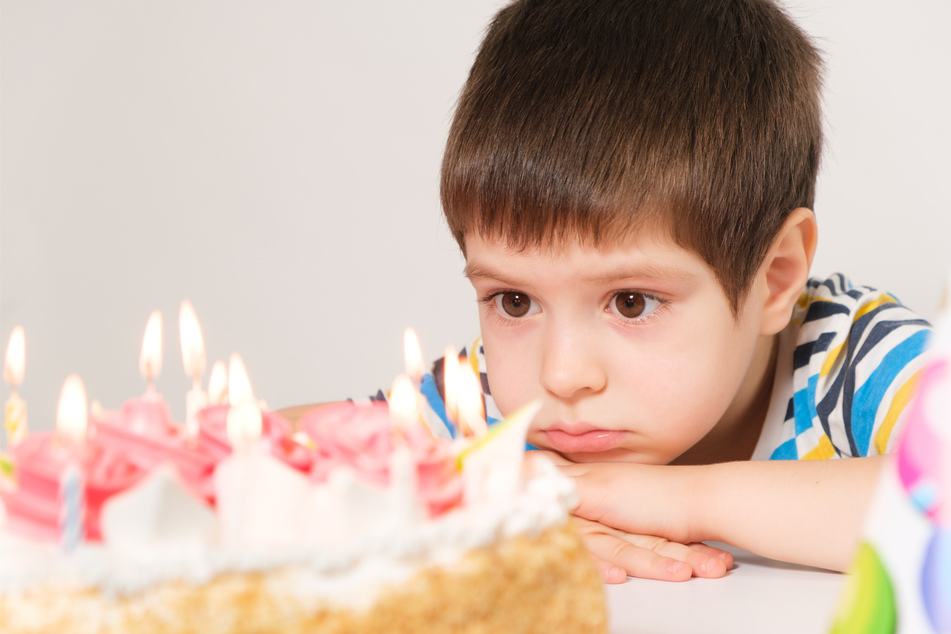 Kleiner Junge (4) will mit Freunden Geburtstag feiern: Als sie hören, was für einen Kuchen es gibt, sagen alle ab