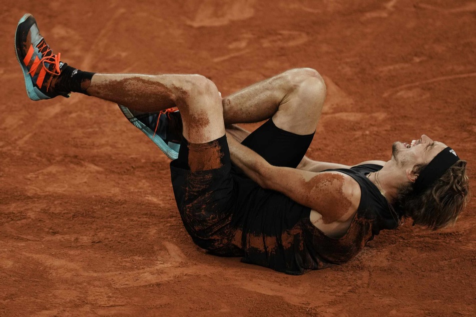 Tennis-Star Alexander Zverev (25) zog sich im Halbfinale der French Open eine schwere Fuß-Verletzung zu.