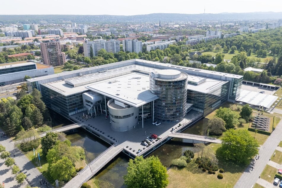 In der Gläsernen Manufaktur lautet am Sonntag das Motto: "SHINE ON! Glitter. Beats. Magic."!